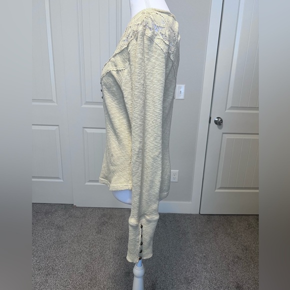 Free People Cream Lace Button Come on Over Stretch Henley Sz Large (Sm/Med) - Picture 4 of 16